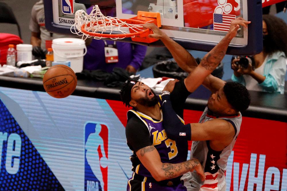 八村塁在湖人战术体系中扮演什么角色？与勒布朗AD的三角配合解析